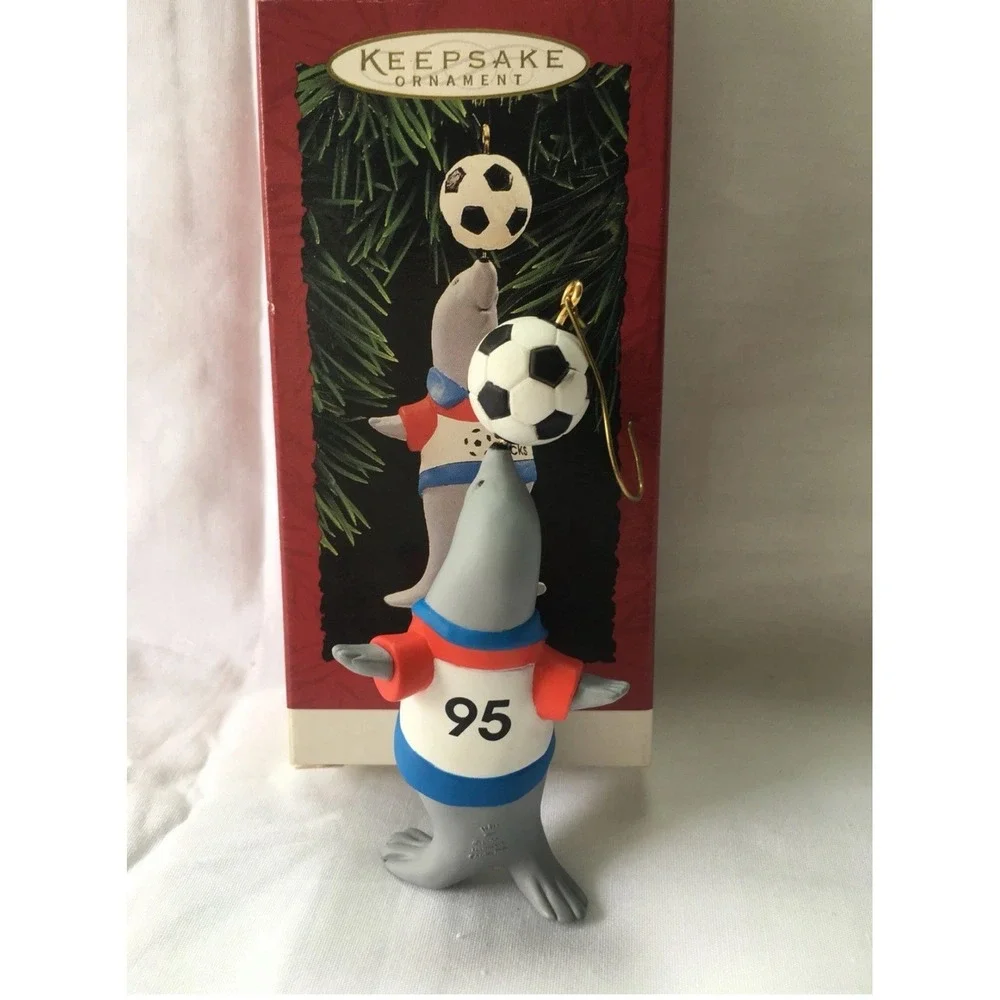 1995 Hallmark PERFECT BALANCE Ornament SEAL SOCCER BALL‎ SPINS